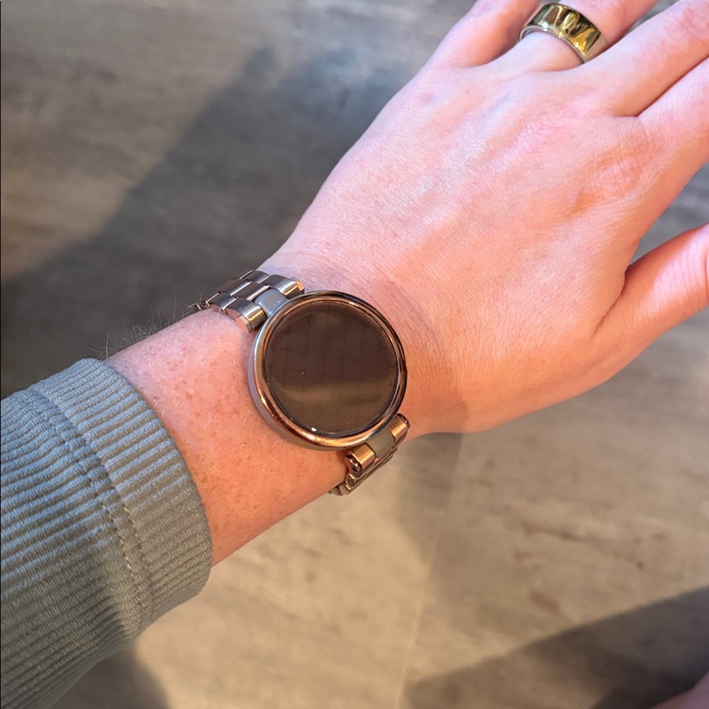 Lily Garmin watch - women’s. Newly replaced watch and with replacement band. - Picture 4 of 4